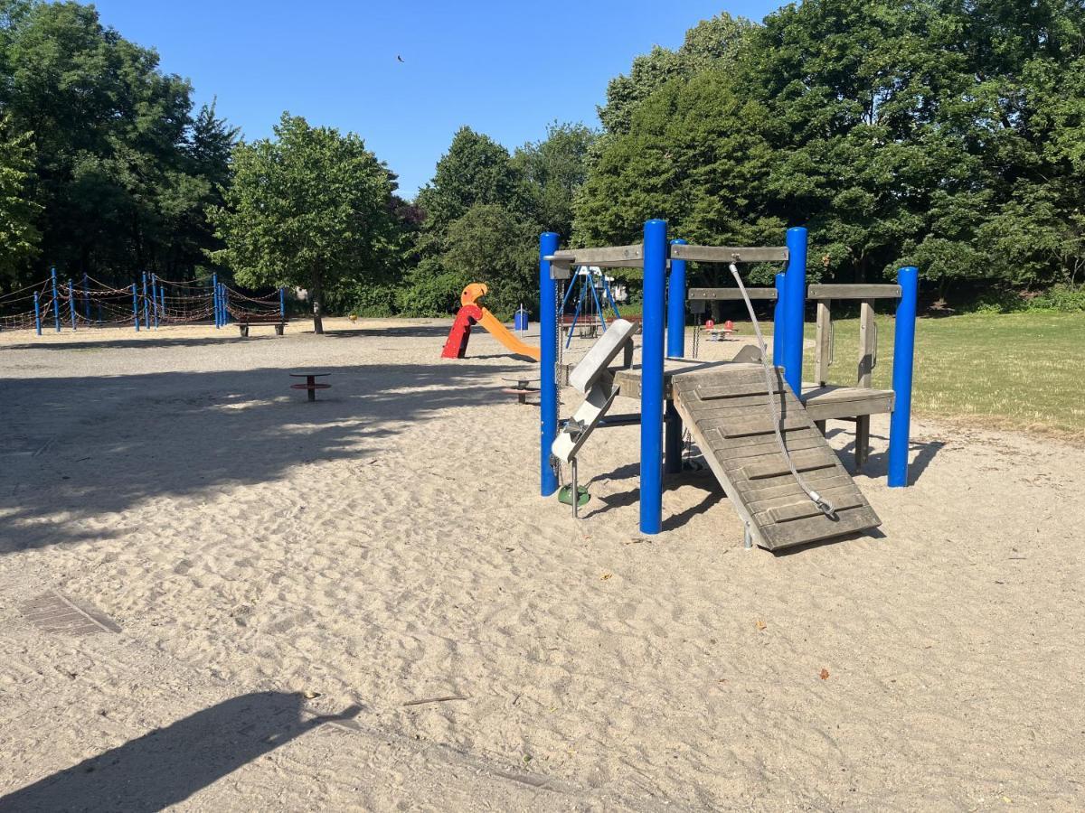 Privatzimmer Am Iltispark Duisburg Exteriör bild